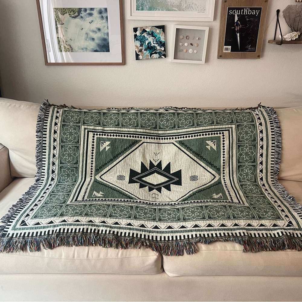 Green Geometric Patterned Throw Blanket